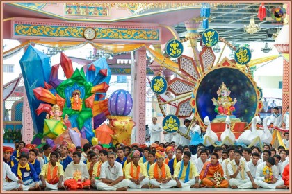 Ganeshaprozessionmandir.jpg